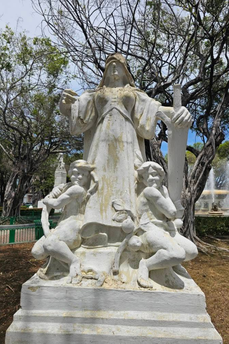 statue in downtown ponce puerto rico estatua en el pueblo de ponce en puerto rico